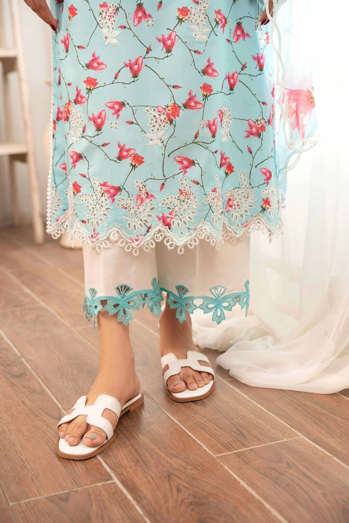 Sable Vogue Embroidered Lawn Suits Unstitched 3 Piece - SAL-01-23-V1