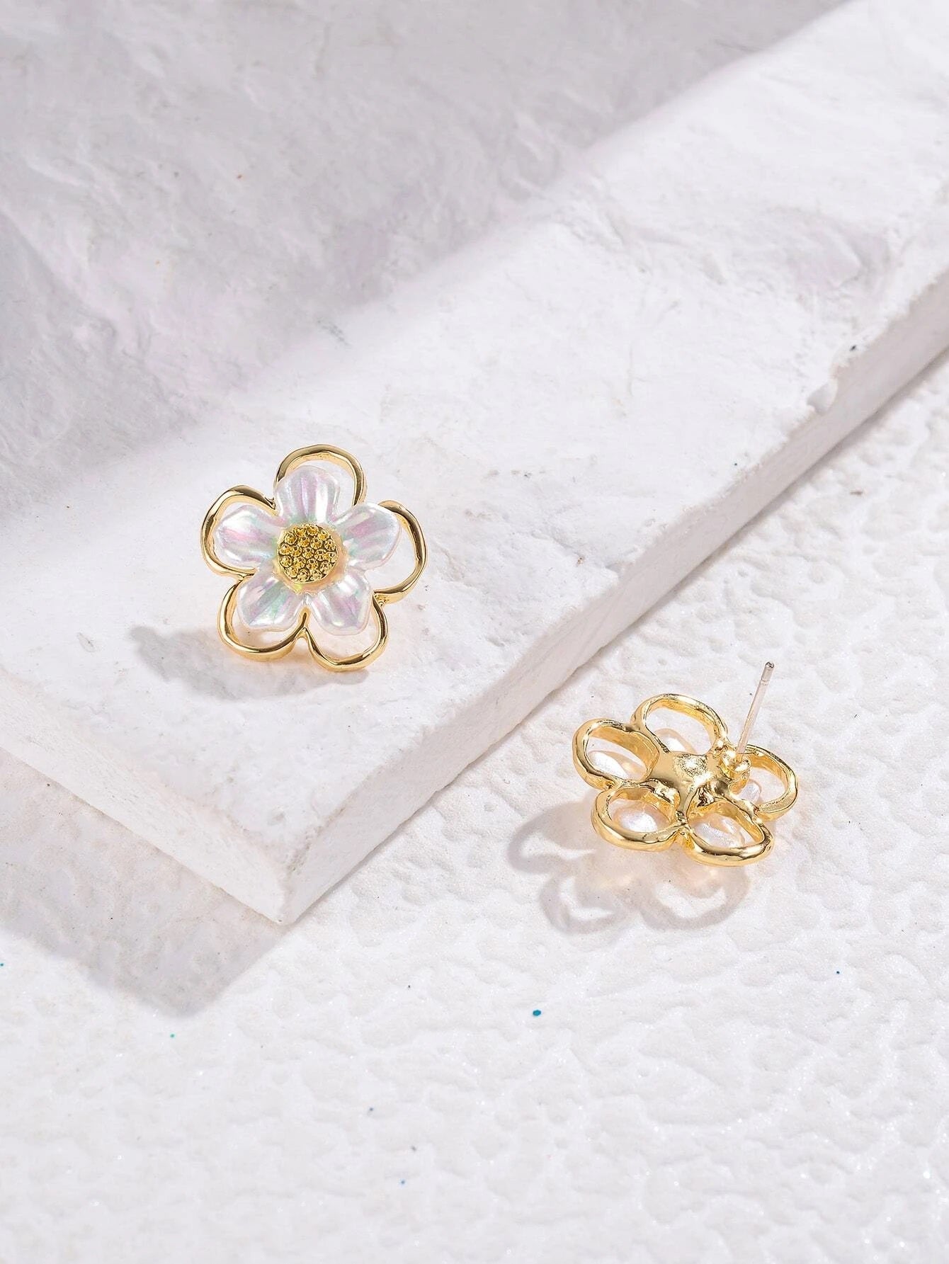 Flower Shaped Stud Earrings - HDJ 174