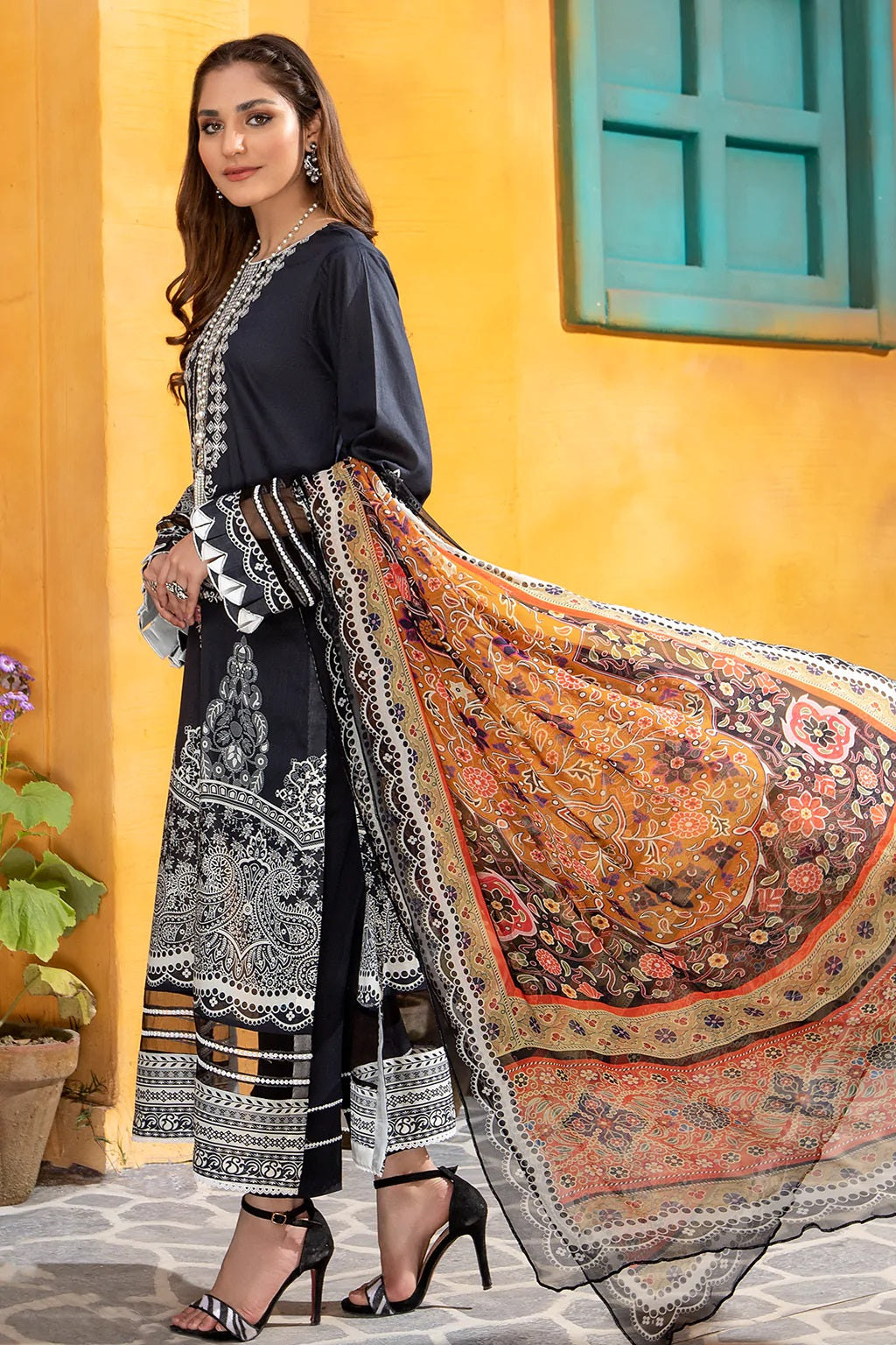 Jahanara Embroidered Lawn Suits Unstitched 3 Piece J16-04 Black